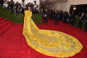 Rihanna auf dem roten Teppich der Met Gala 2015